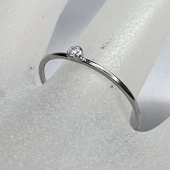 14K white gold 0.03ct G/VS2 round brilliant Solitaire Diamond stackable ring sz6 - Picture 2 of 7